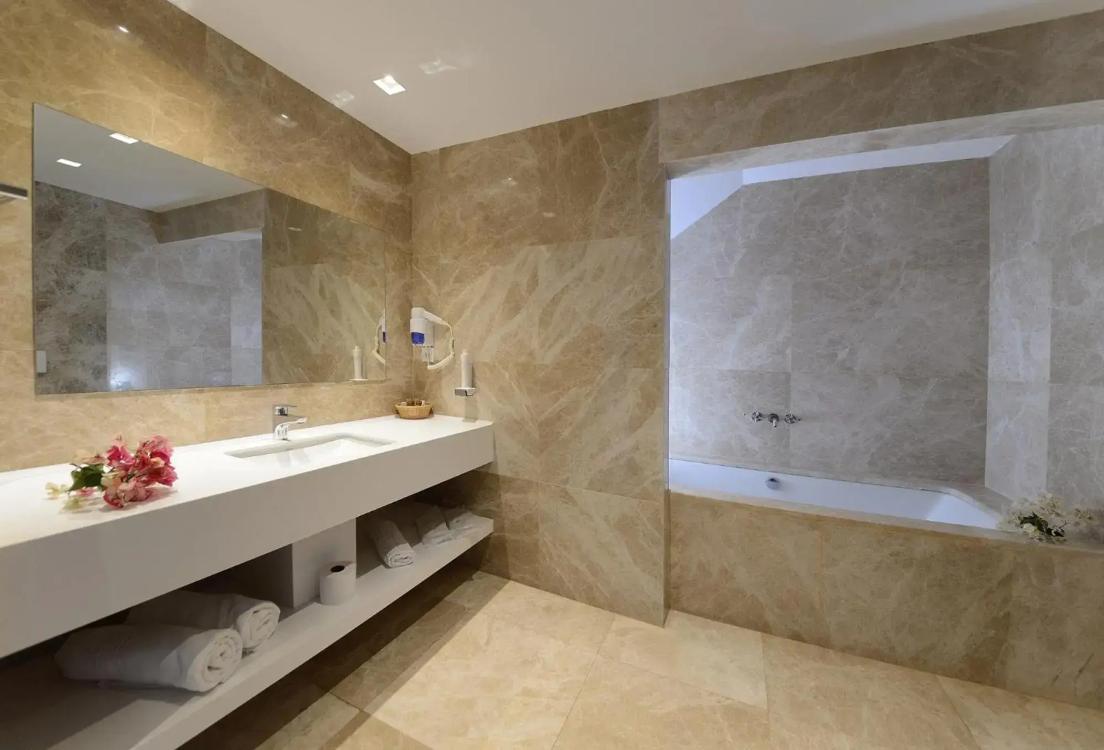 Lugga Boutique Hotel & Beach