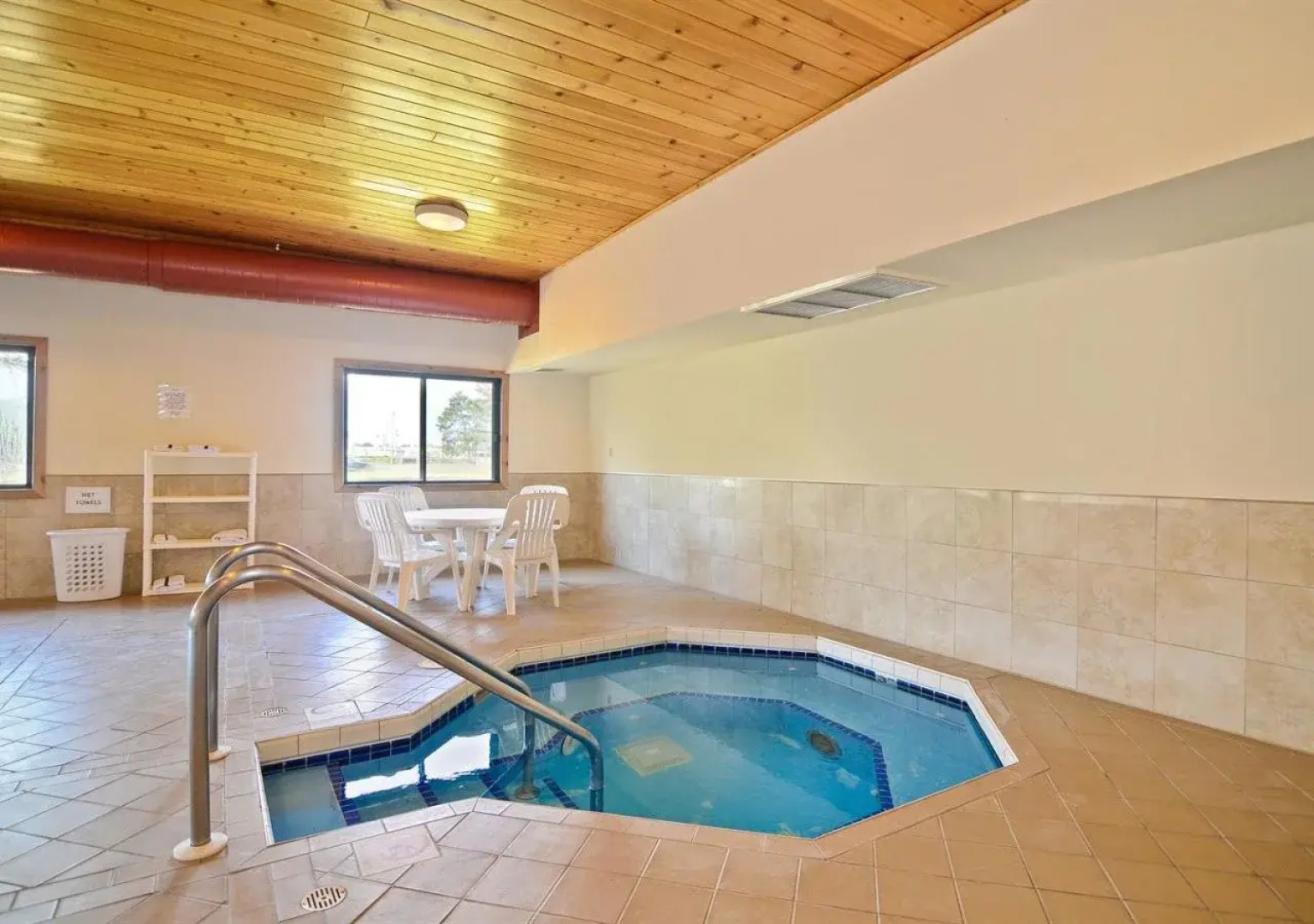 Super 8 by Wyndham Hayward WI