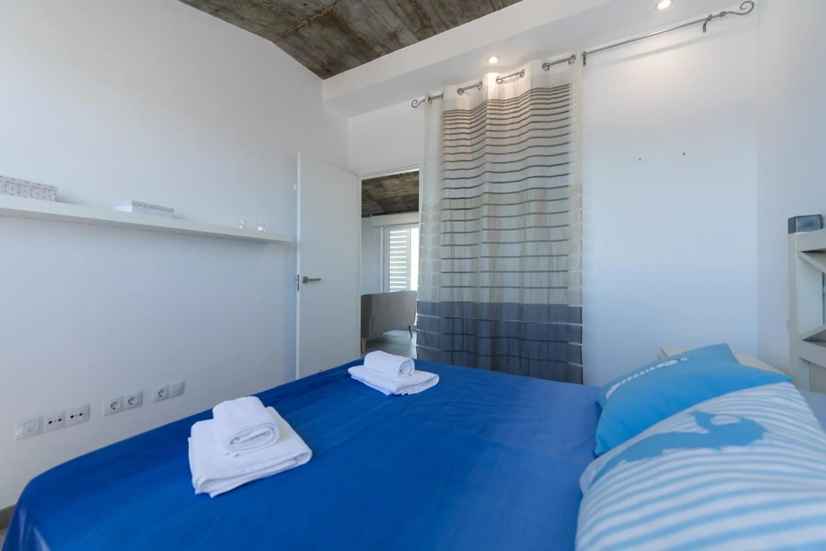 Durmiendo sobre el mar, Vivienda Los Riscos