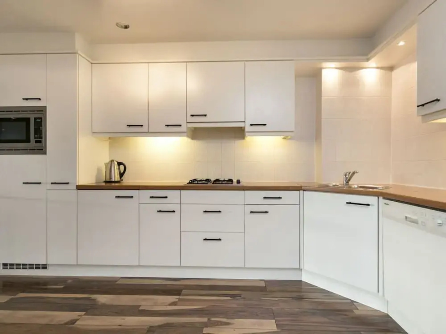 Spacious Luxury Apartment With Beautiful Views of the Marina