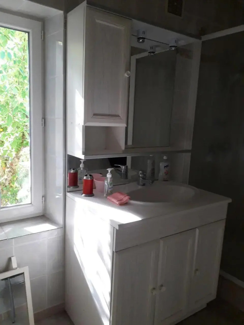 Maison plein pied dans bourg avec tous commerces