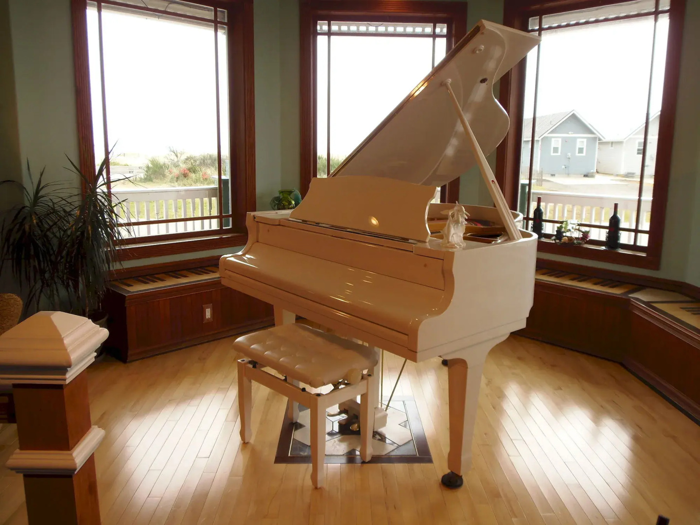 The Collins Inn and Seaside Cottages - Adults Only