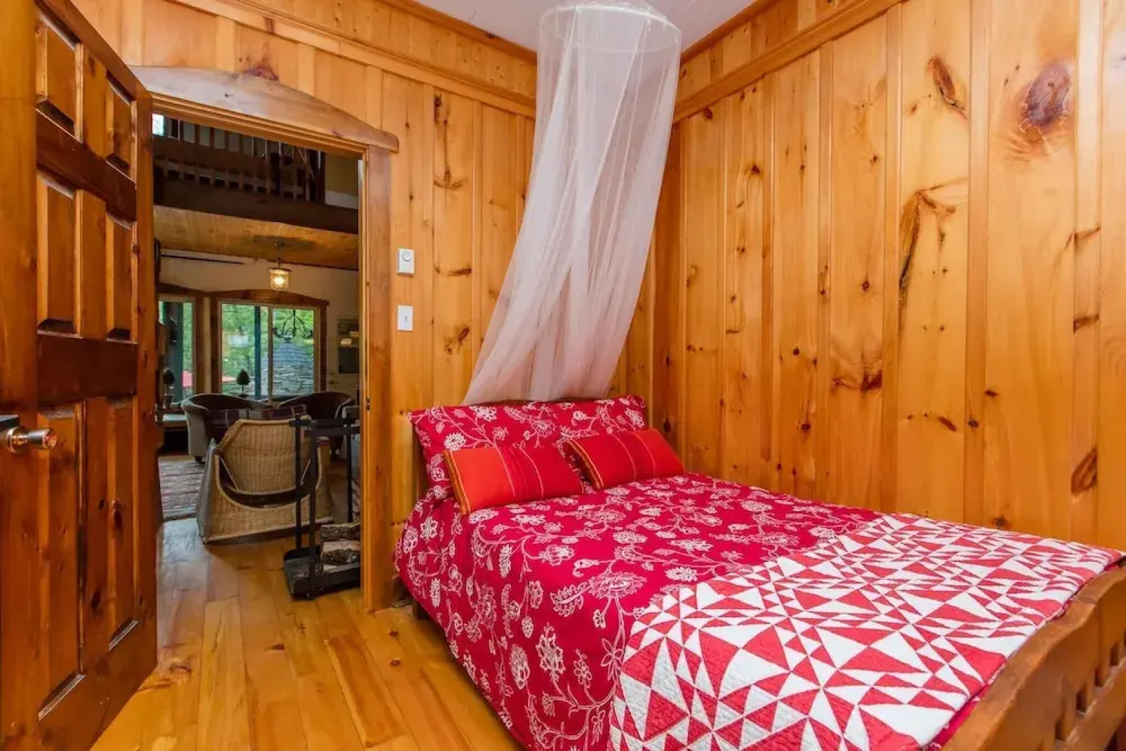 Stornoway is a Gorgeous cottage just 5 ft from White Lake!