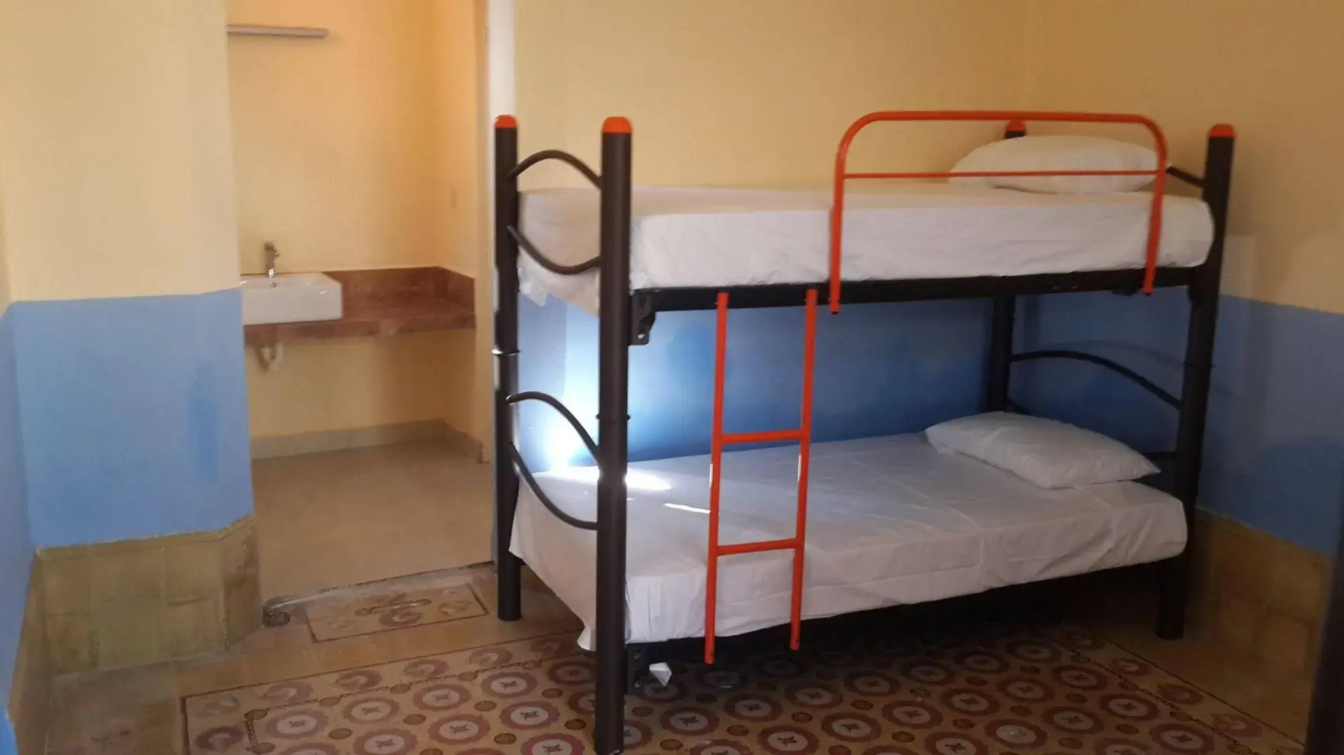 Hostal La Ermita - Hostel