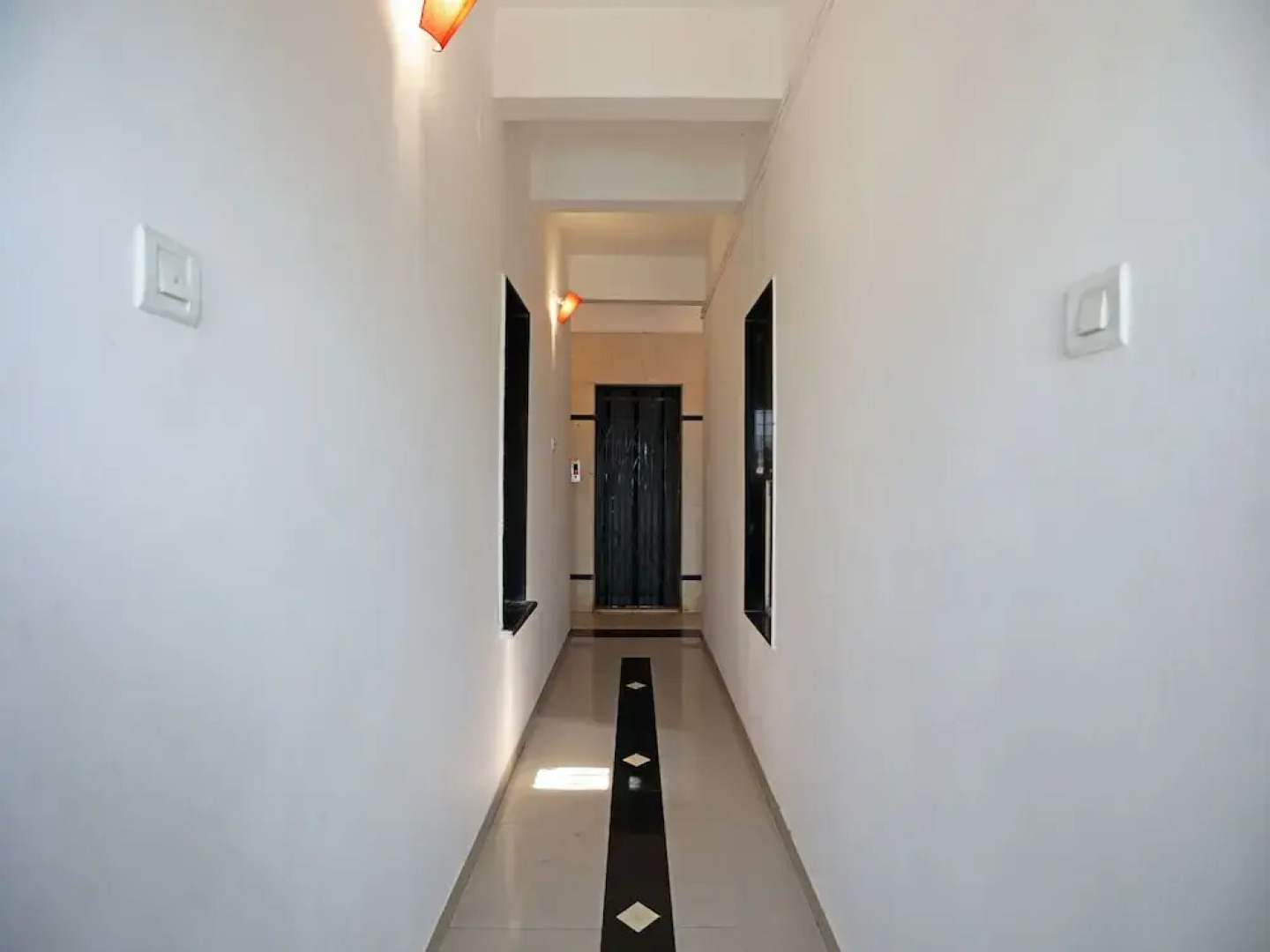 OYO 8996 Hotel Pioneer