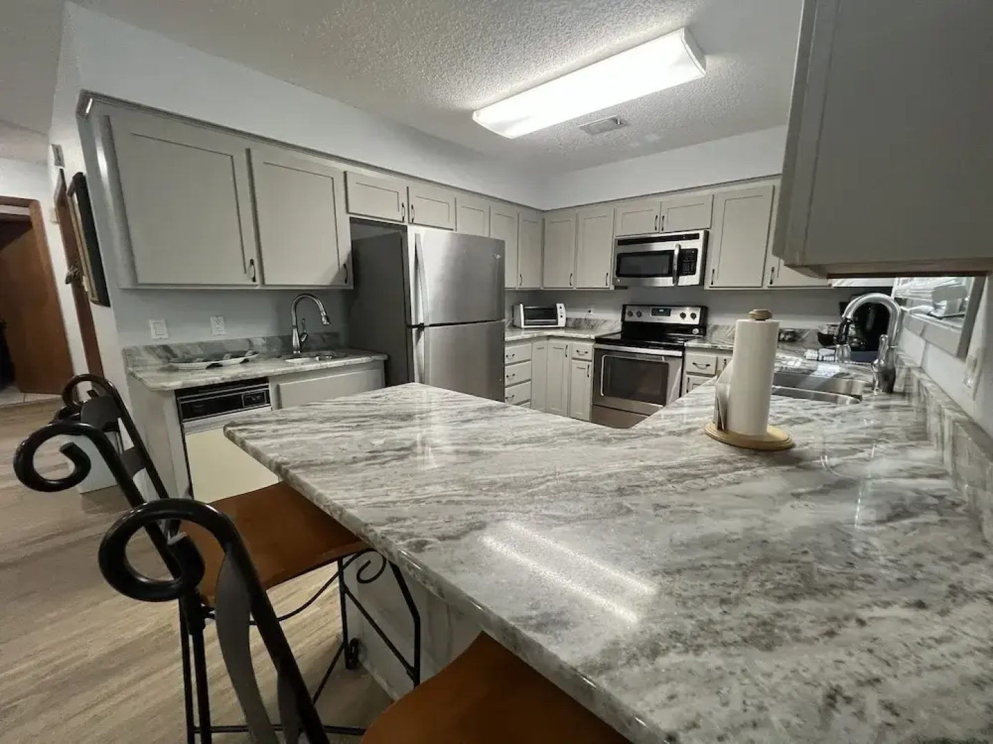 Forest view, log-sided two bedroom, two bath condo on Lake Ouachita. by RedAwning