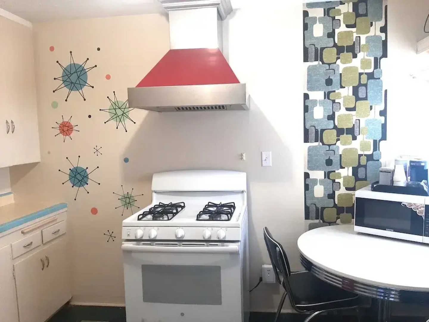 The New Star Motel with Studio-Kitchens: 1950s Extended-Stay Lodging and Retreat Center