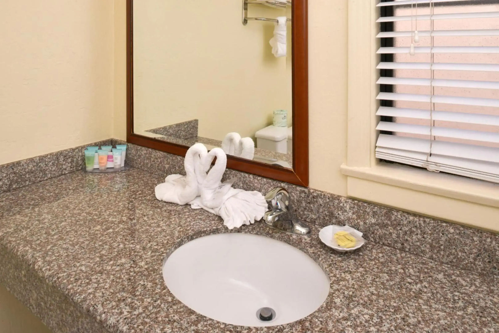 Edgewater Inn And Suites