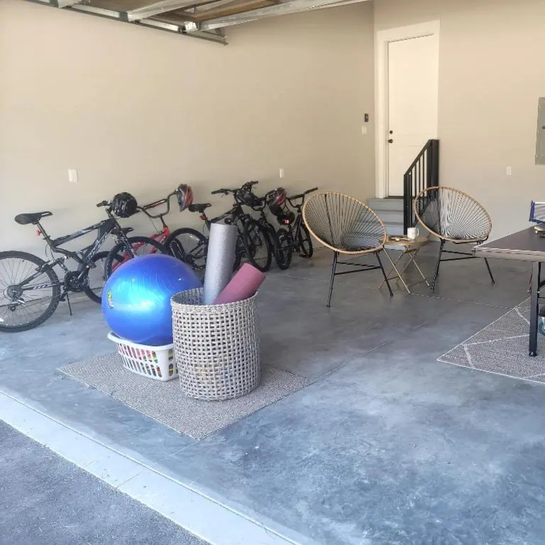 Premium 4BR/3.5B modern home near beach, skiing and downtown. Ping pong + bikes.