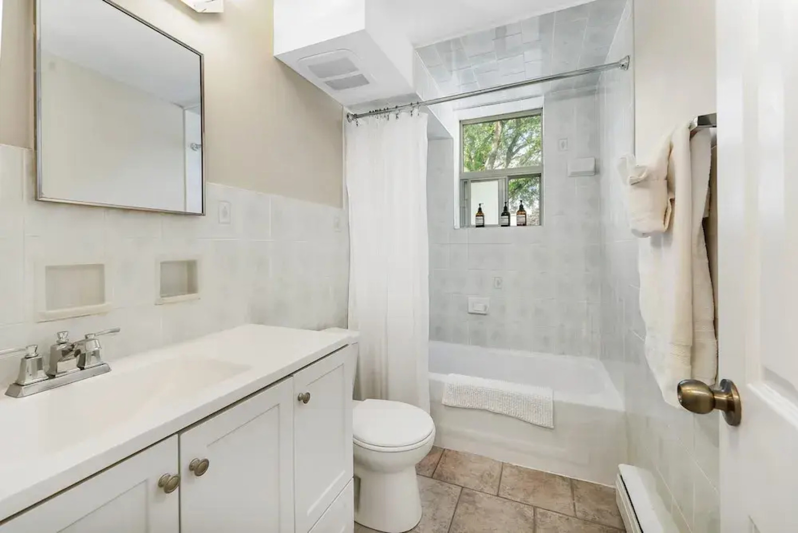 Private 2bdrm Newly Renovated - Furnished apt - U3