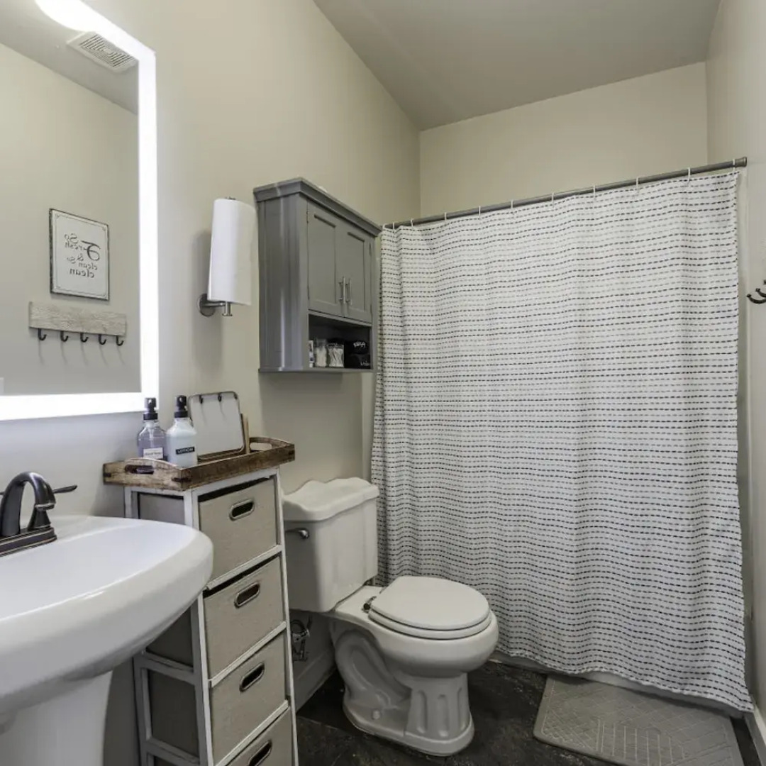 Stockyards- 4min Pet Friendly 3BR Luxe Gem