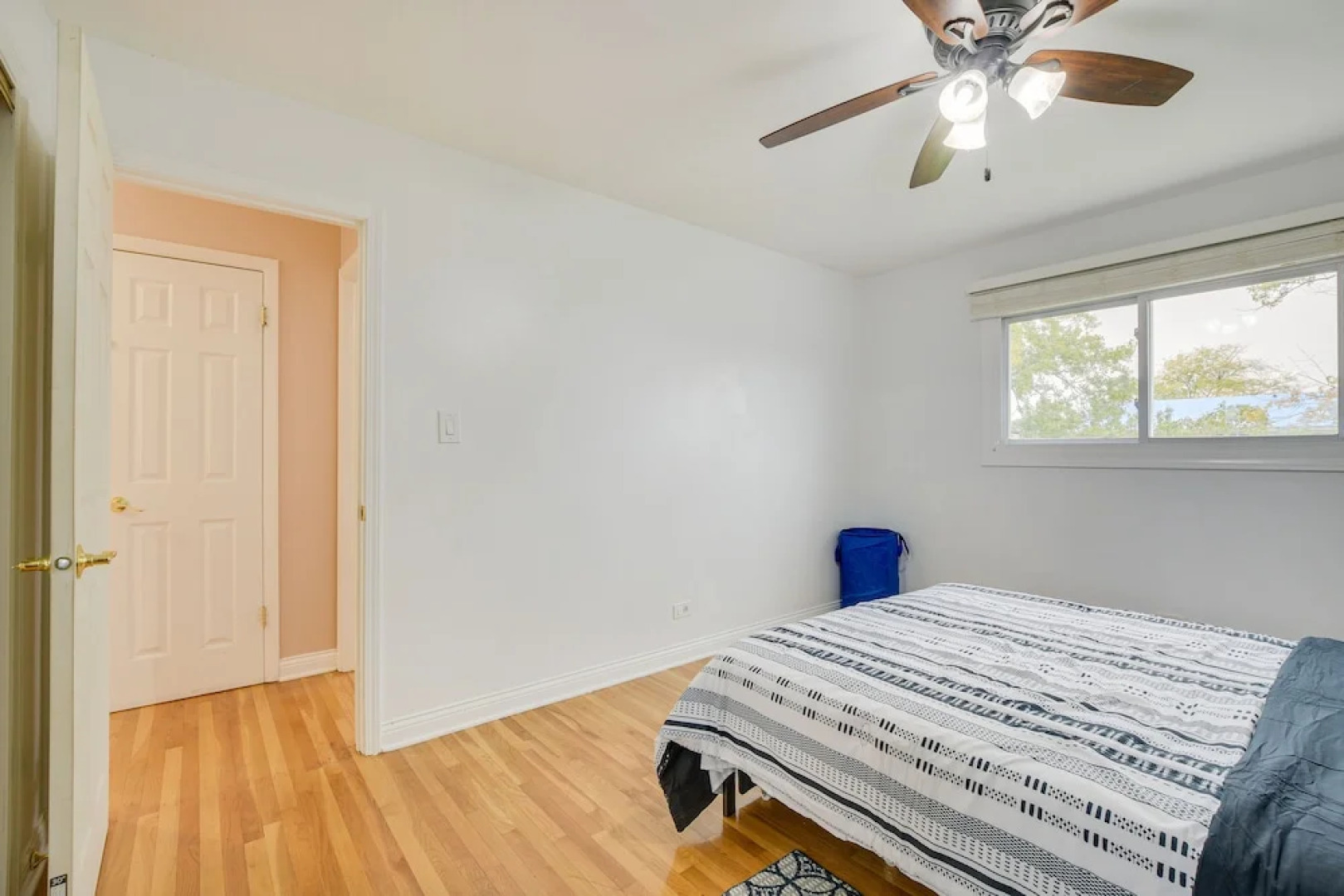 Fenced Backyard: Family Getaway in Des Plaines!