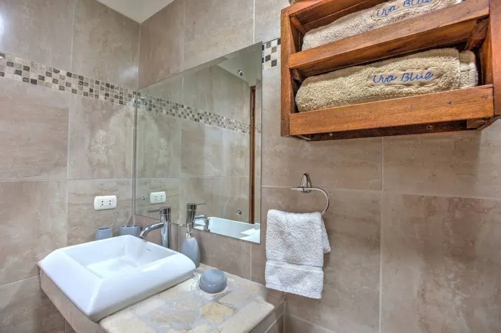 Villa 4 - Amazing 2 Bed Villa - Private Garden