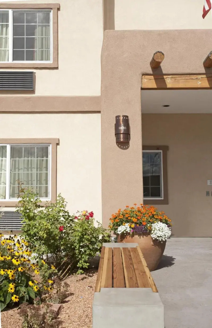 Econo Lodge Inn & Suites