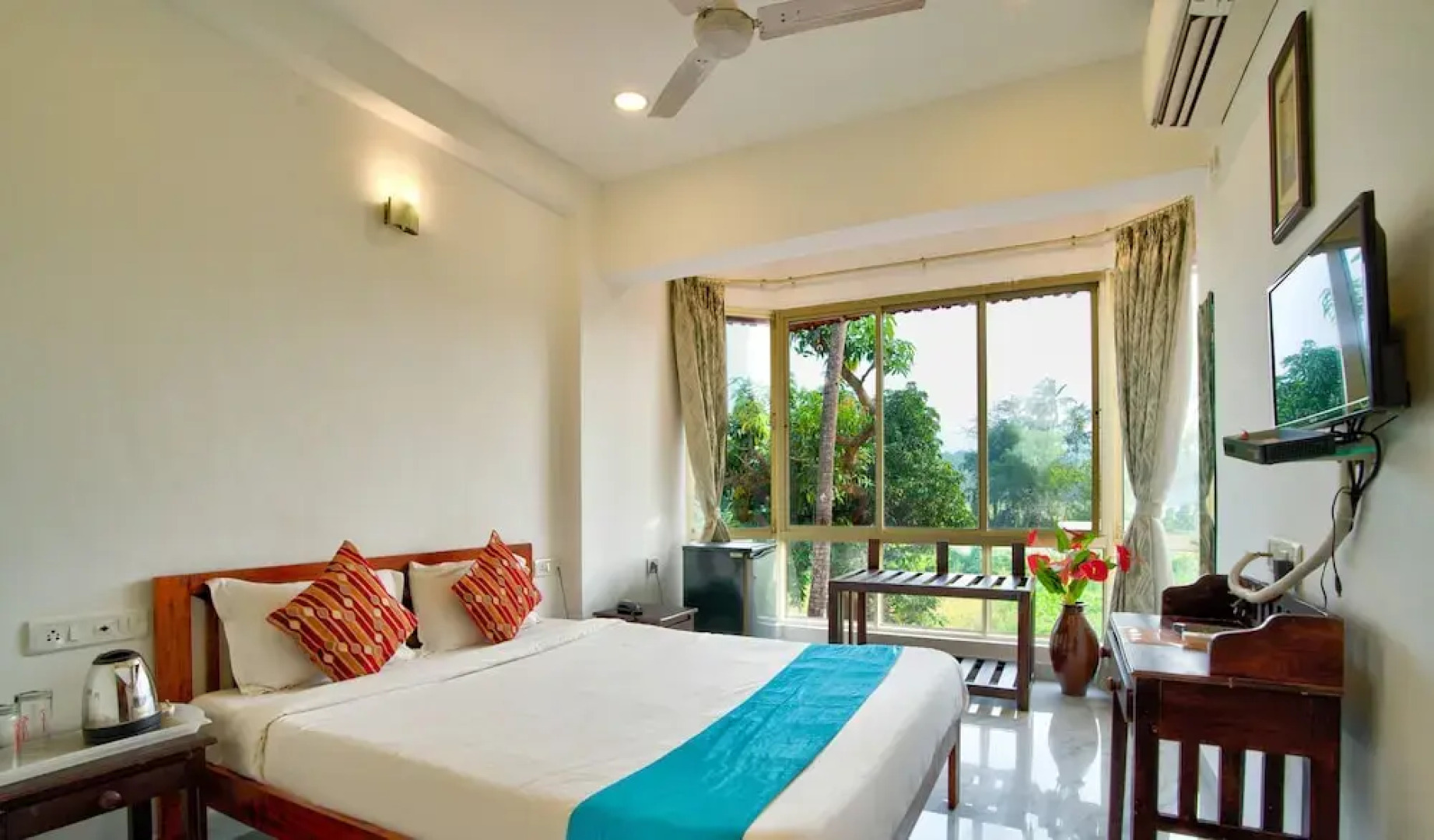 Salotel- near Mae De Deus Church