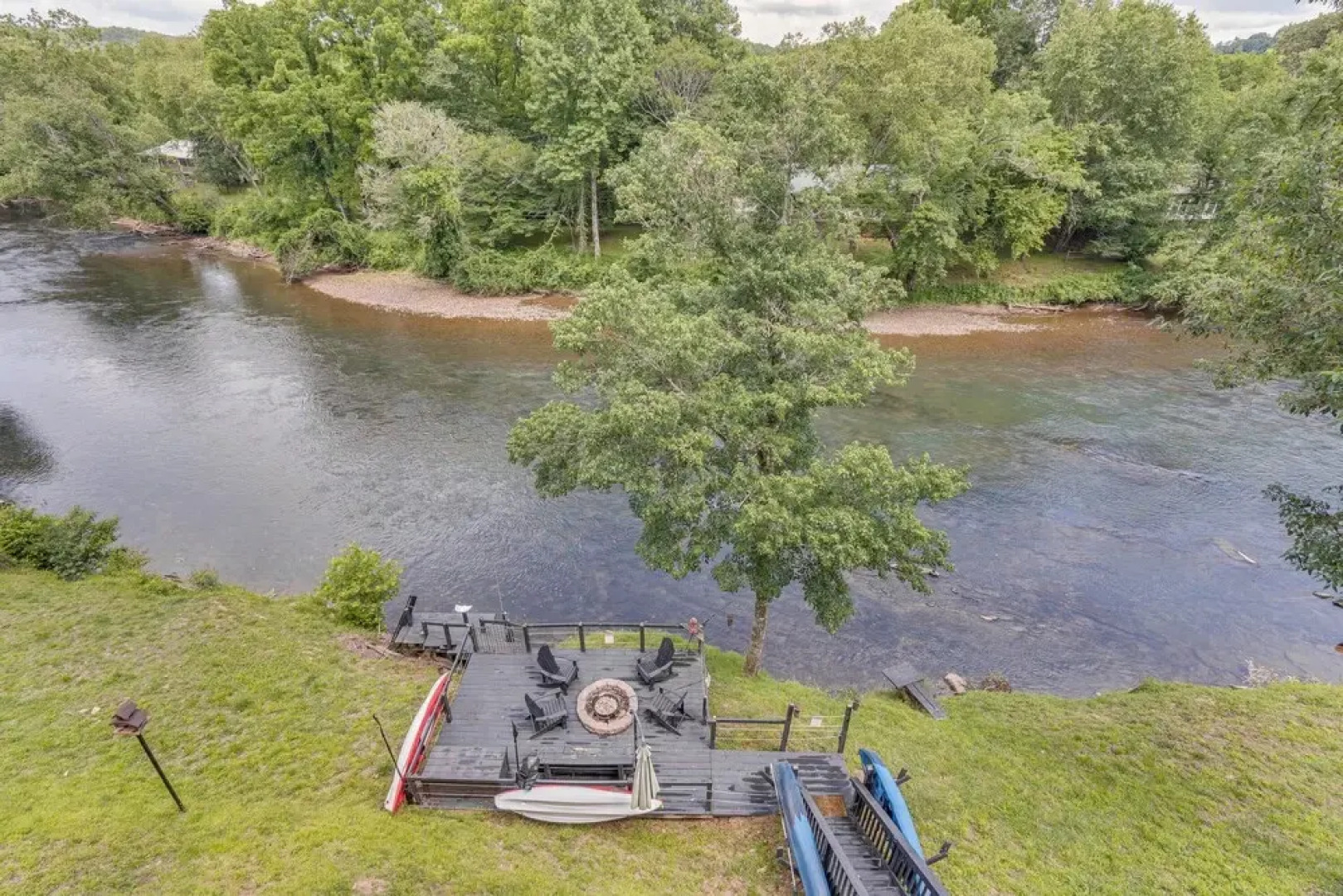 Private Hot Tub: Riverfront Cabin in Murphy