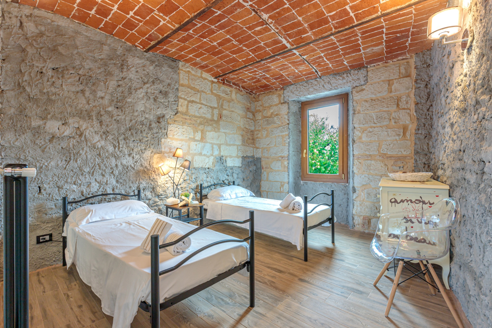 Cascina Liebe with sauna among vineyards