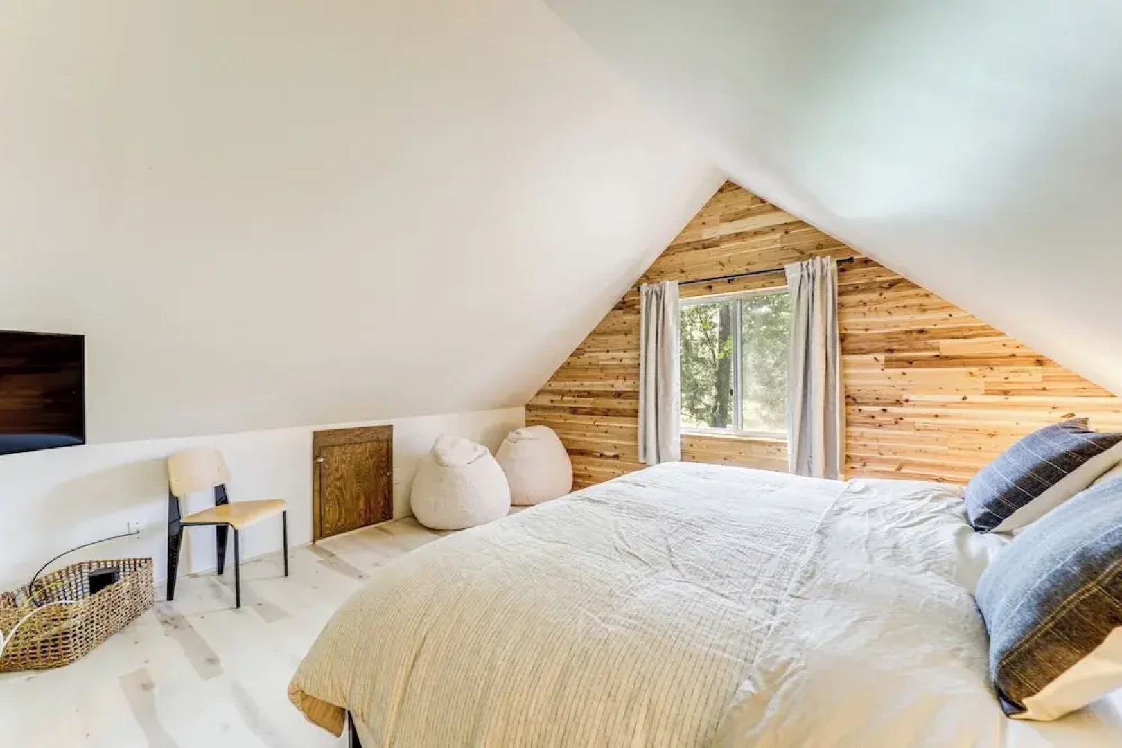 Roscommon Chalet w/ Hot Tub Near Higgins Lake!