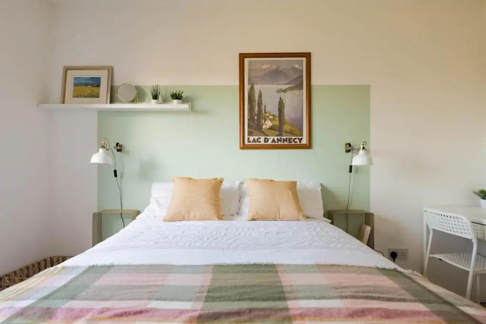 Stylish apartment with balcony, minutes from beach