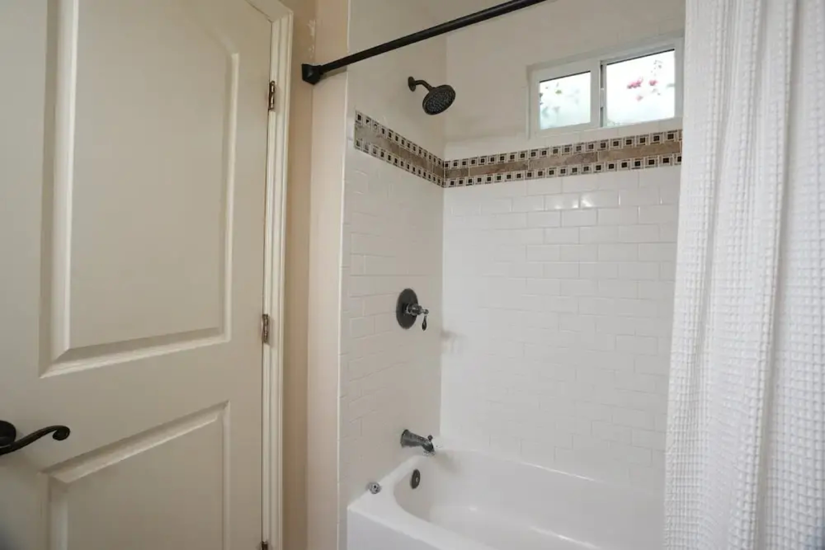 Incredible Estate 5 Bedrooms 3 Bathroom W/resort Style Rock Pool & Jacuzzi