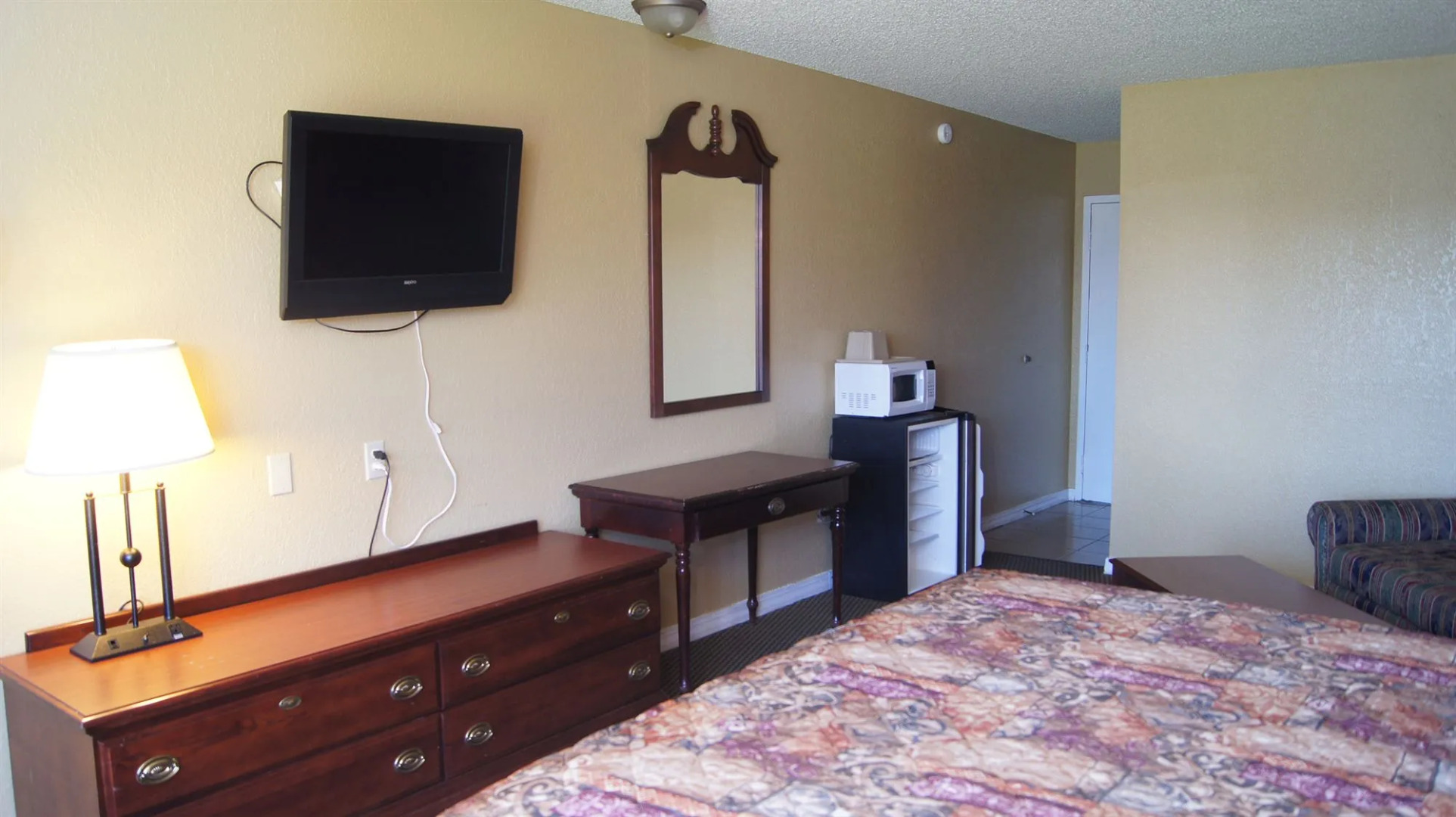 Holiday Lodge & Suites