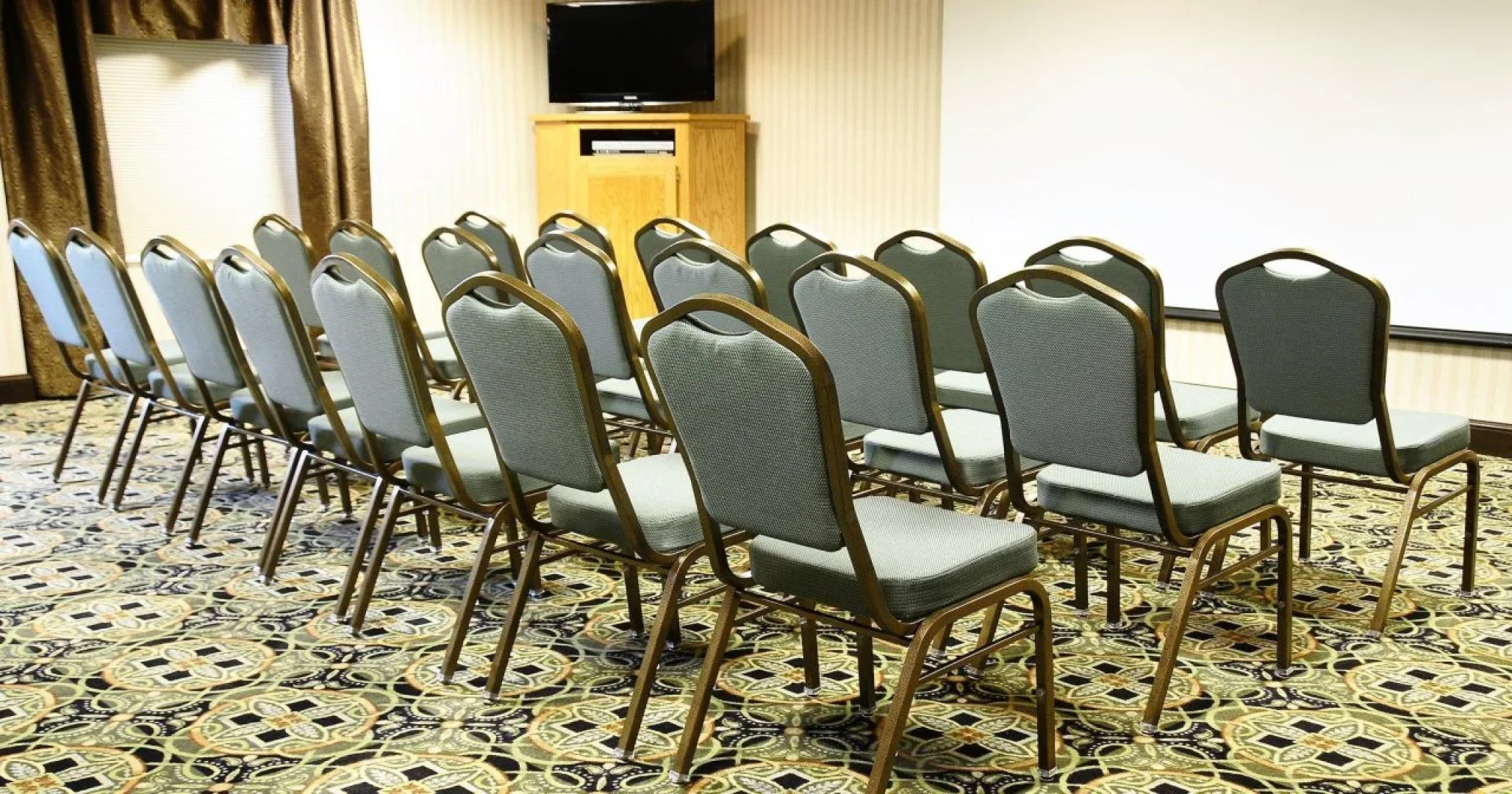 Holiday Inn Express & Suites Delafield by IHG