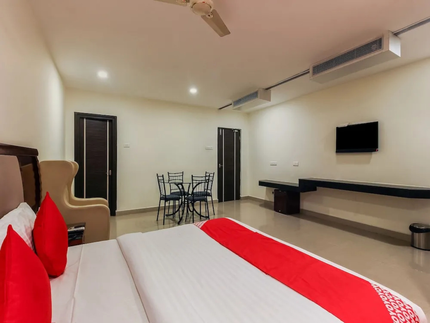 OYO 24799 Redlas Inn