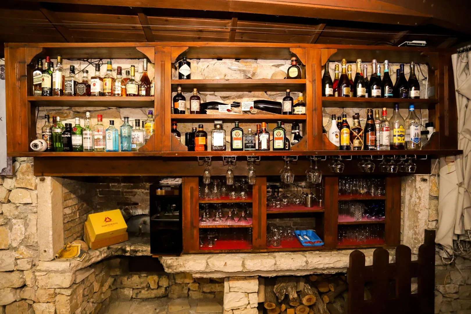 Bastas Hotel & Studios