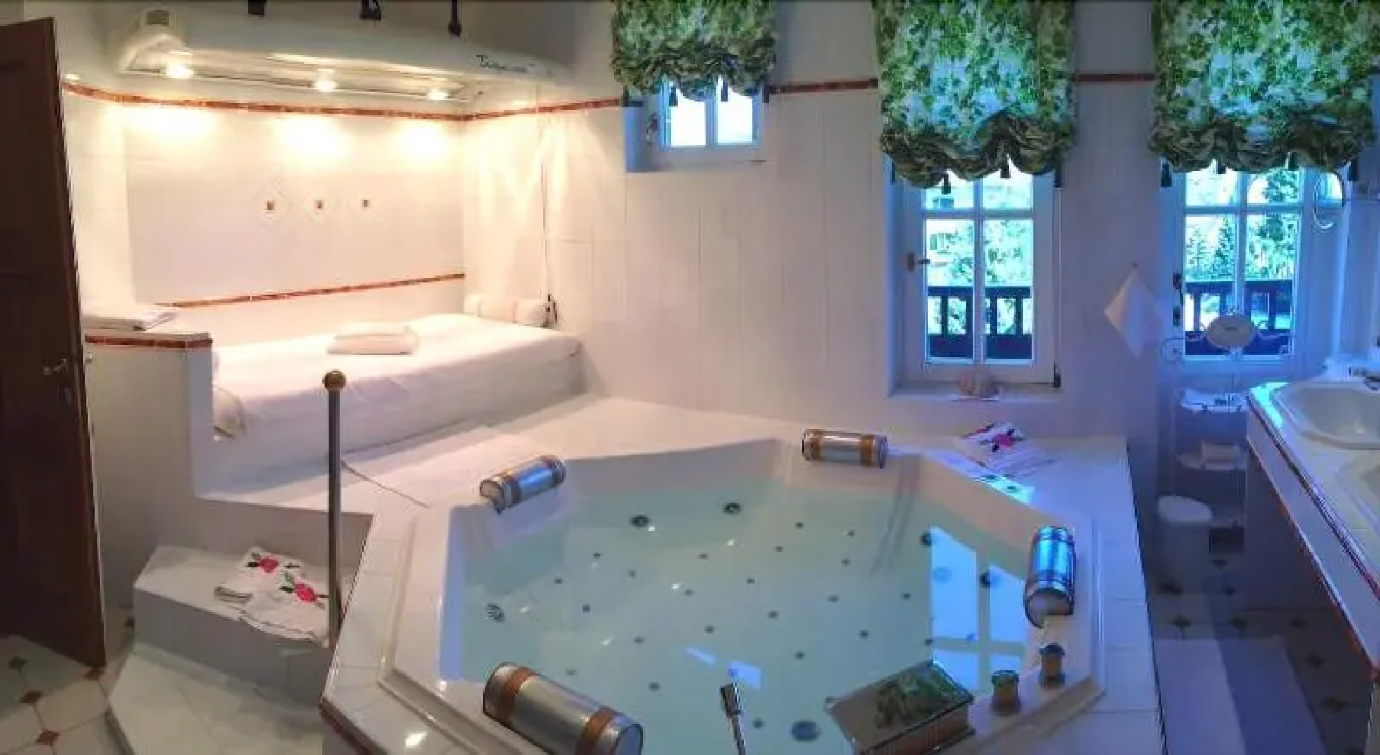 Dietrichsteinerhof Apartments & Rooms