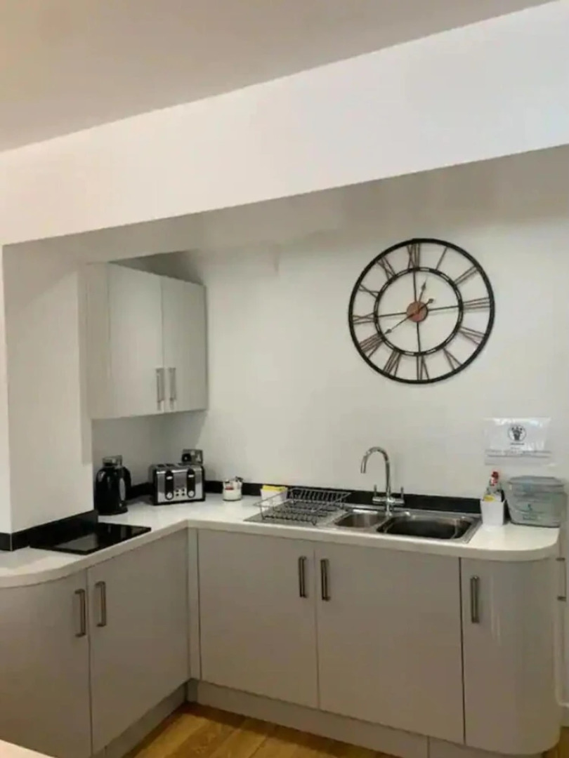 Immaculate 2-bed Apartment in Leigh