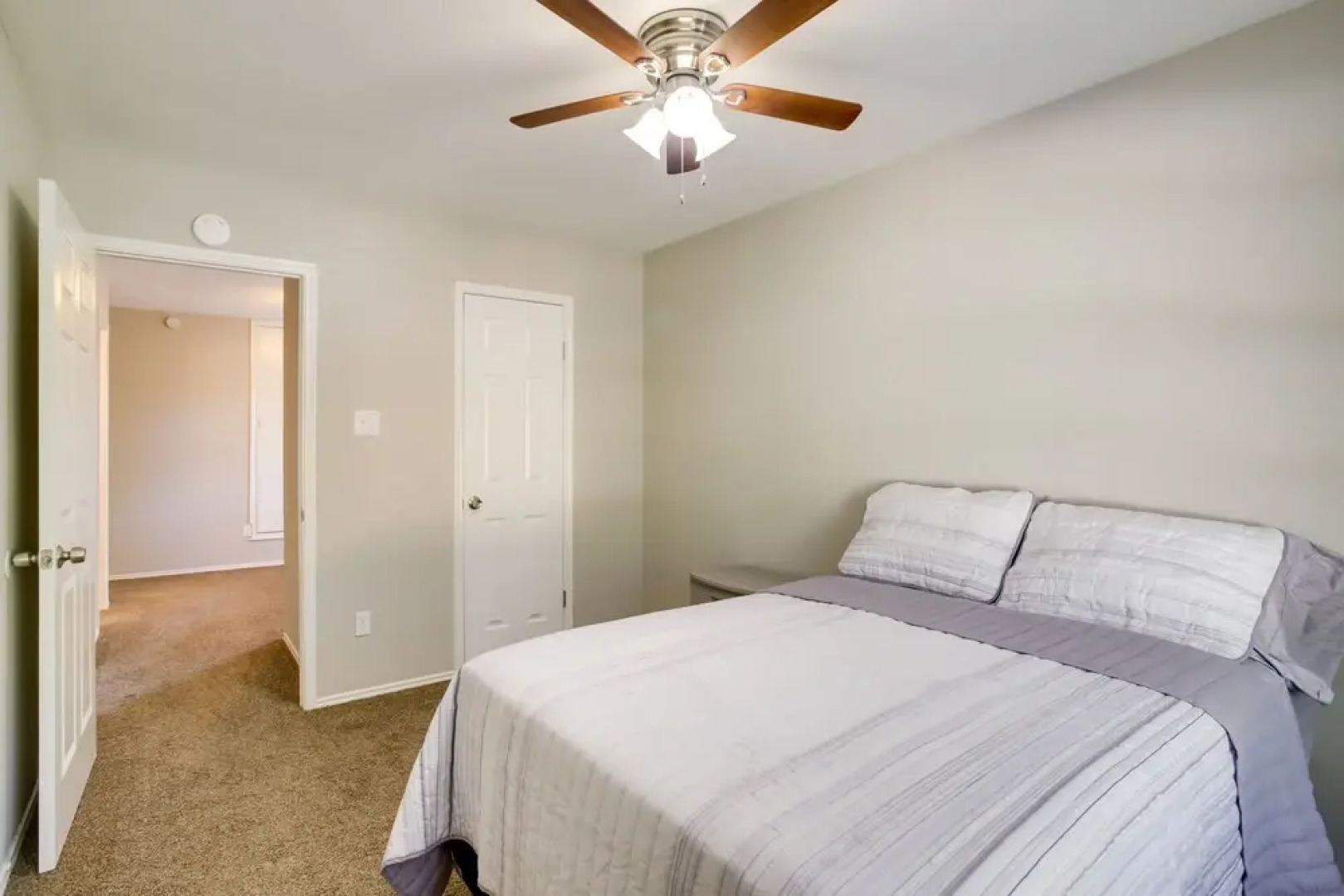 Minimalist Spring Vacation Rental w/ Fireplace