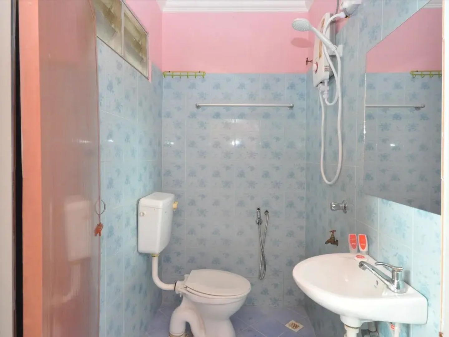 OYO 44005 Senangin Resort and Cafe