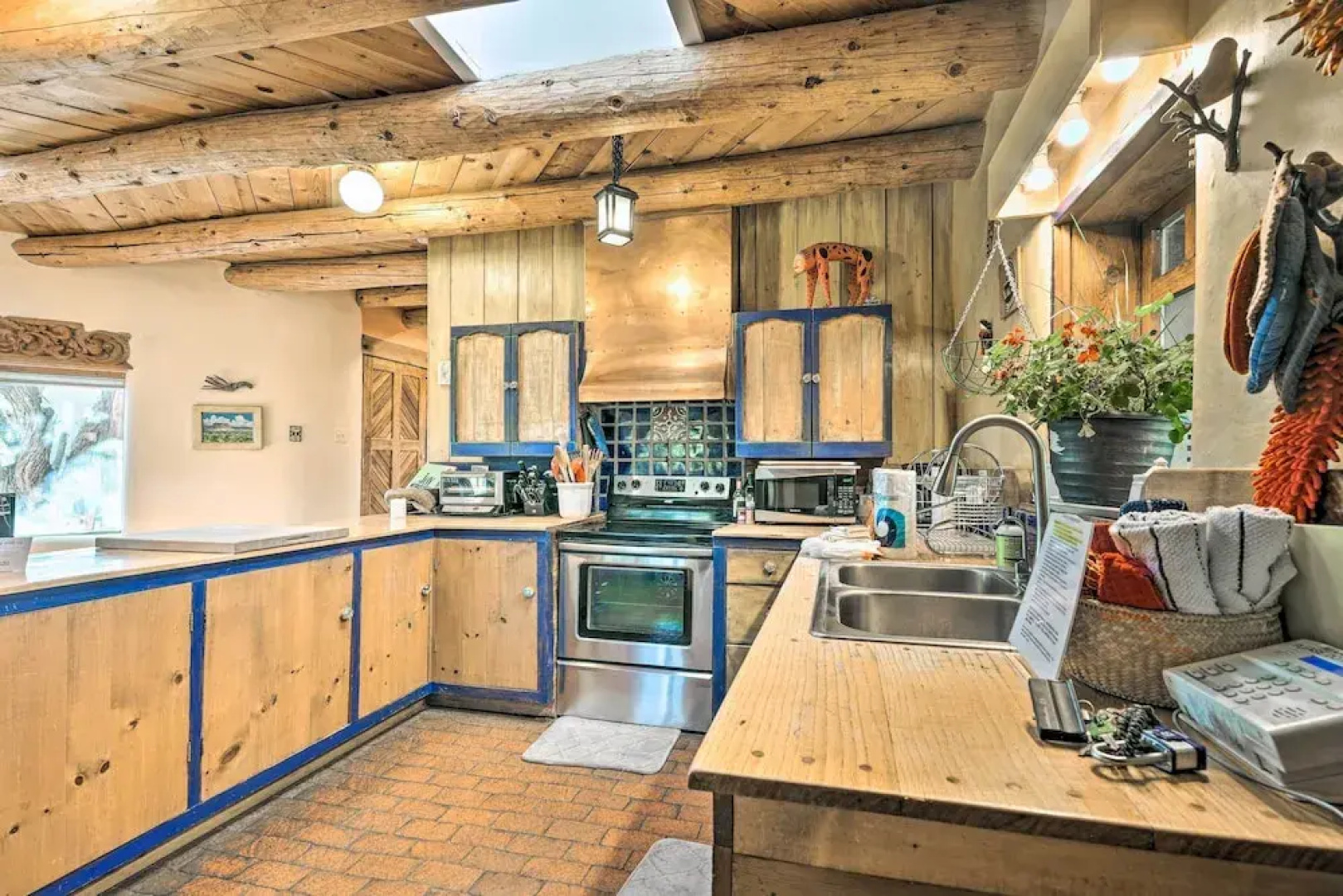 El Prado Home w/ Hot Tub, Panoramic Mtn Views