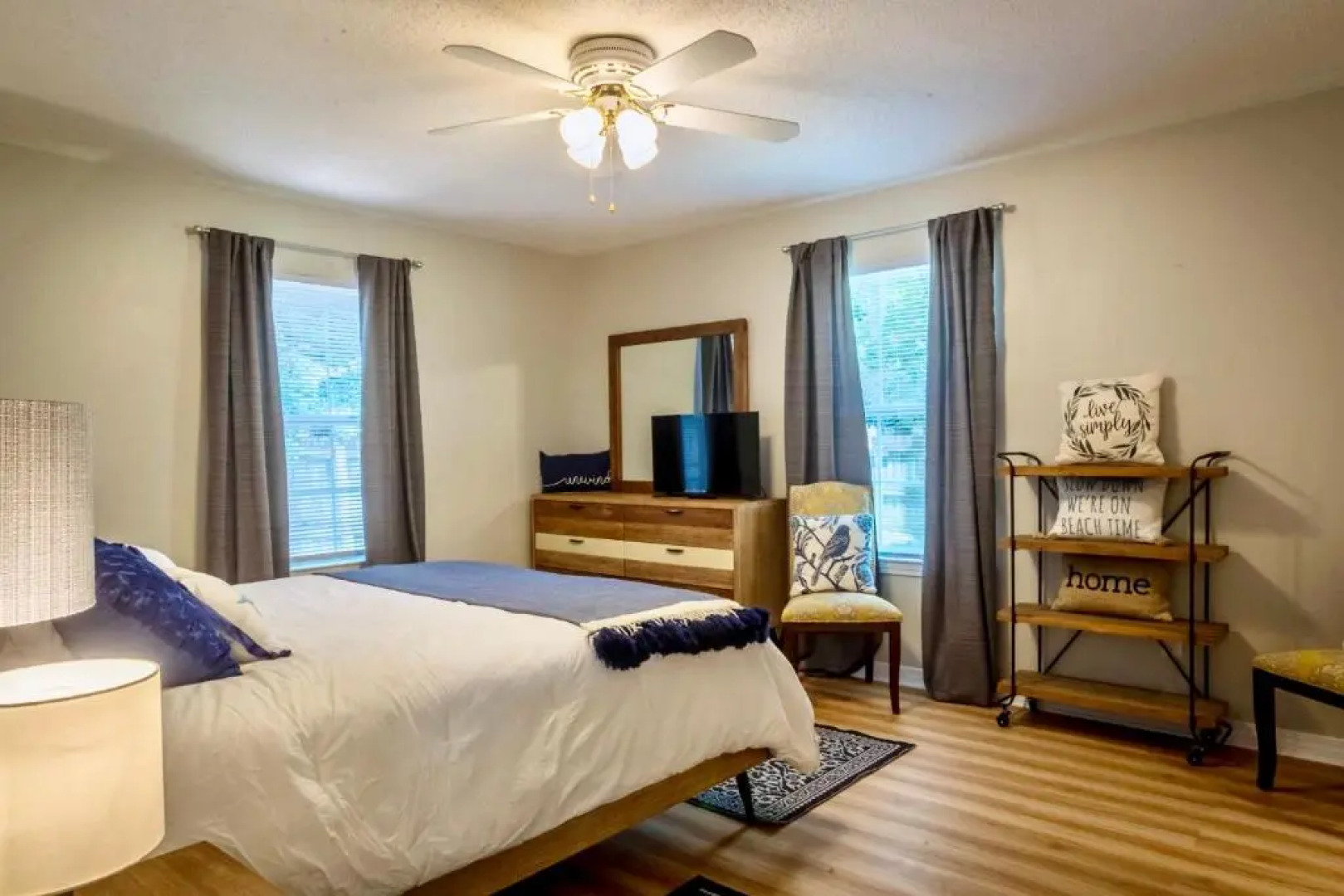 Life's a Breeze! Updated 3B Home 10 min to Beach!