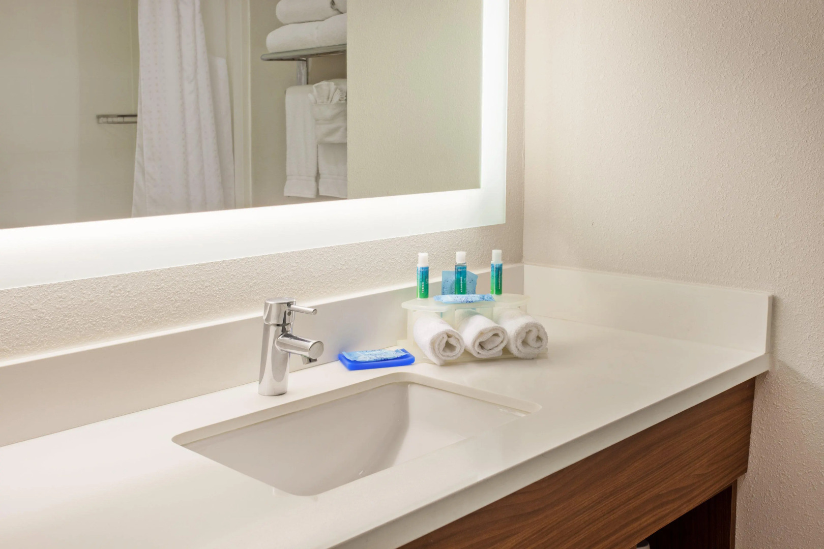 Holiday Inn Express & Suites Corona by IHG