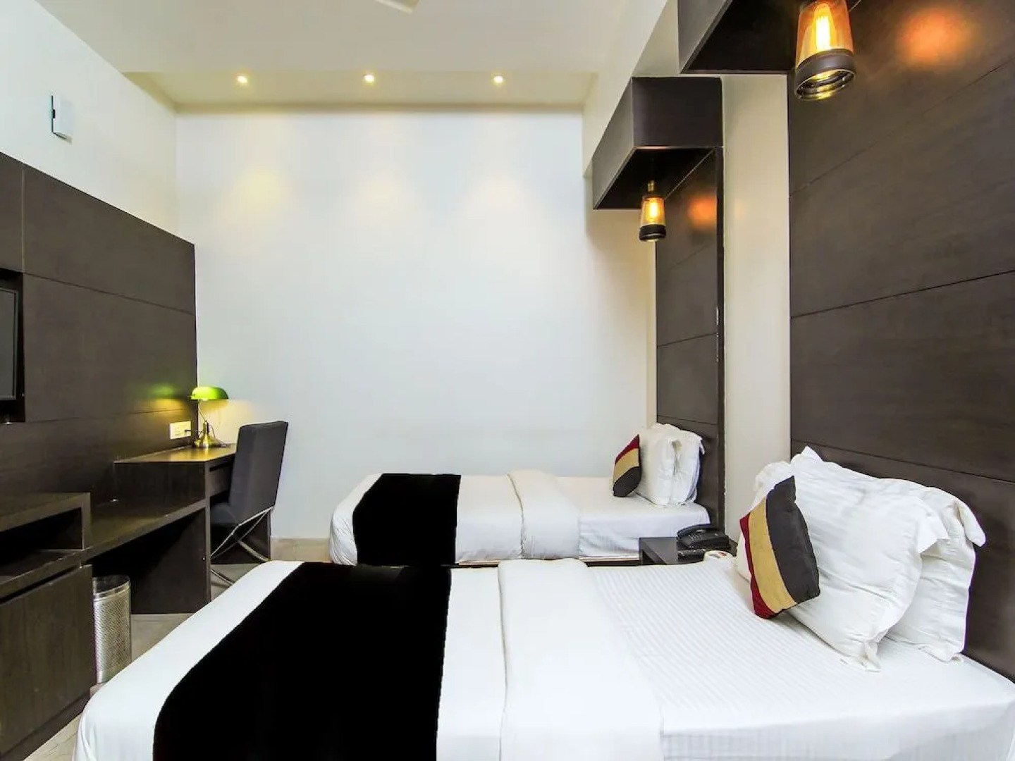 Capital O 28615 Hotel Crossroad