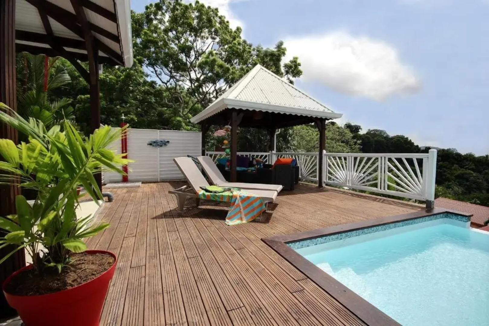 Villa Palmier rouge : 3 ch, piscine à débordement, vue mer et végétation