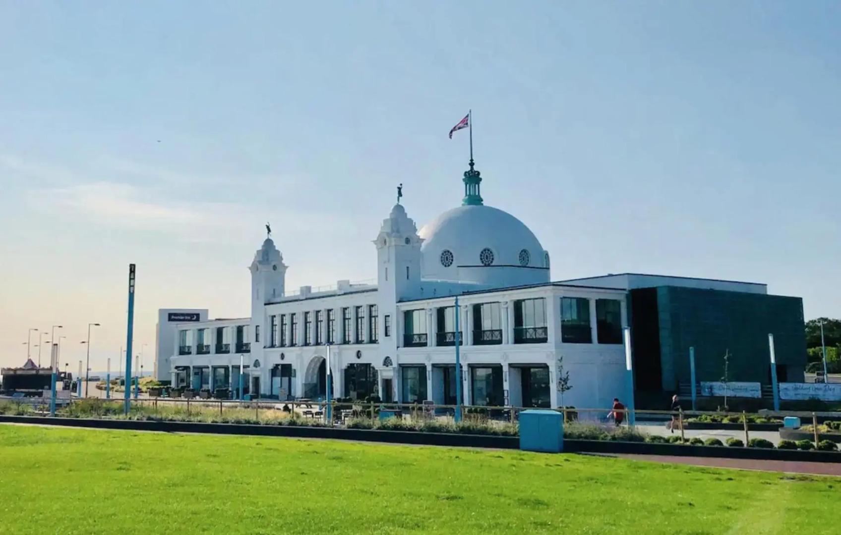 LUXURY Coastal 4 Bed FAMILY Home In Whitley Bay - 5 Mins To The Beach - Sleeps 9