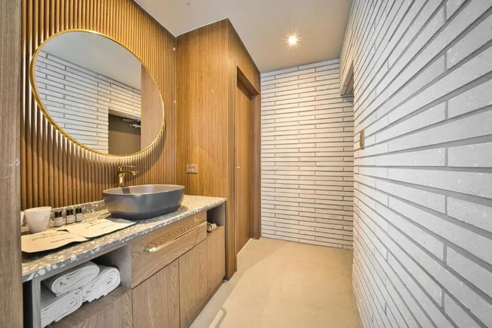 Pohang Terminal Brown Dot