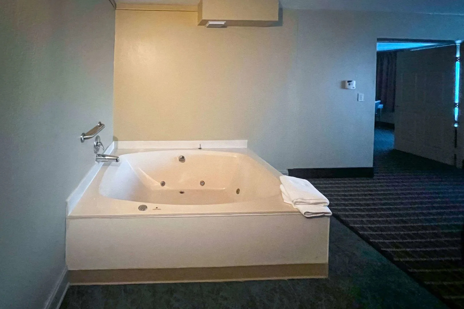 Days Inn & Suites by Wyndham Norton Shores/Muskegon