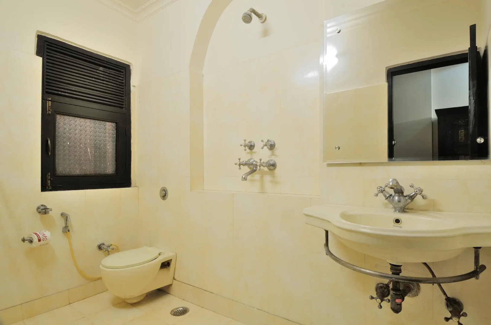 Jyoti Mahal A Royal Heritage Hotel - 5 Mins from New Delhi Railway station & 2Mins From Metro