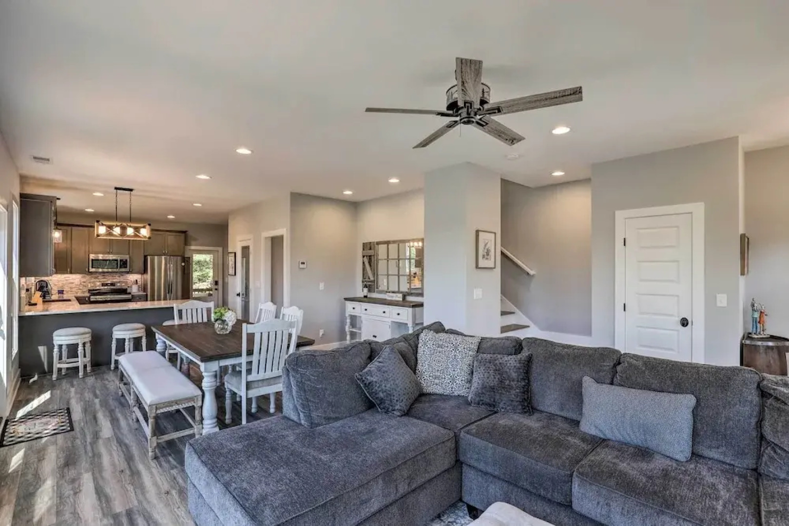 Escape w/ Hot Tub, Mtn Views: 5 Mi to Urban Trail