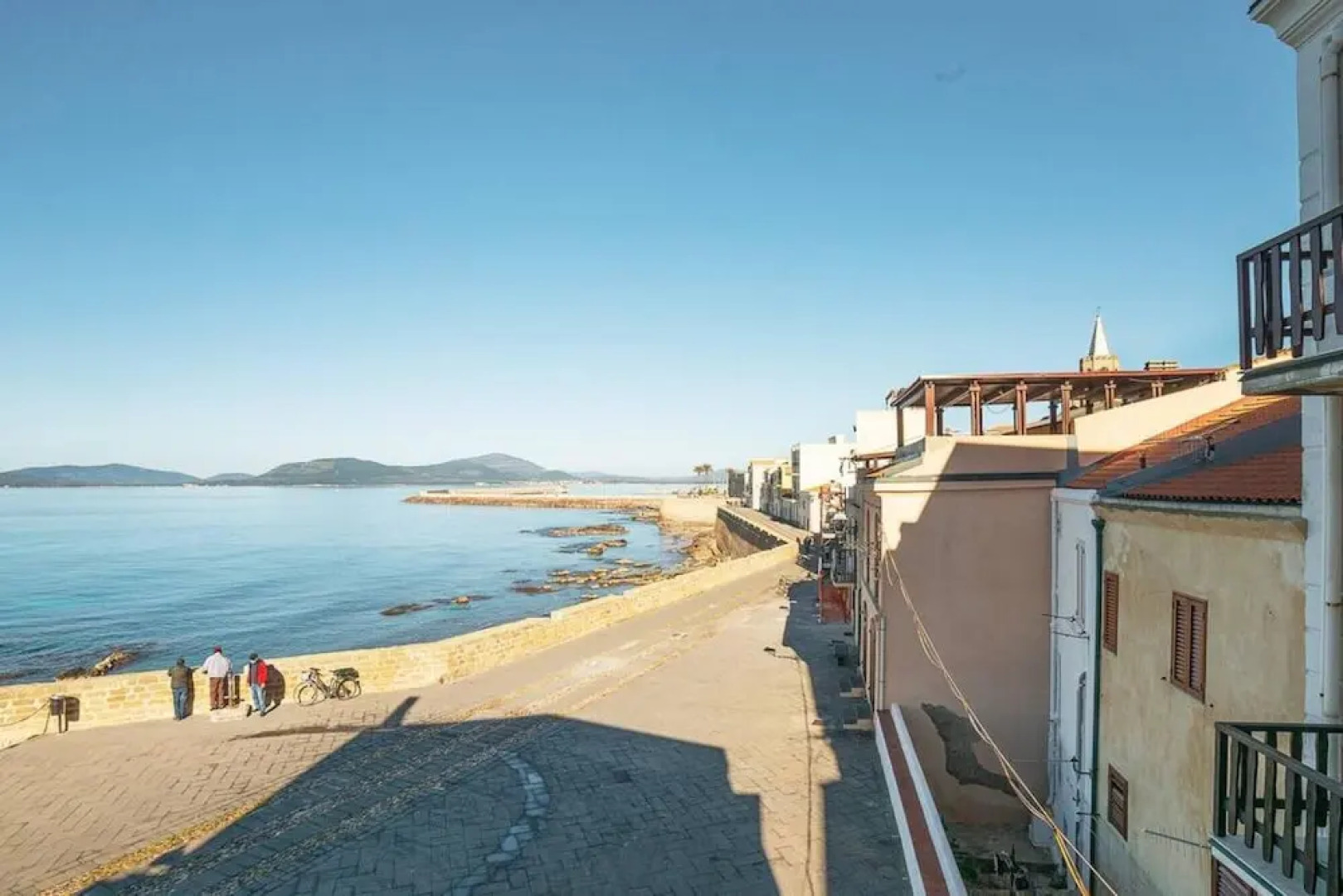 Welcomely - Waterfront Home a Balcony on the sea