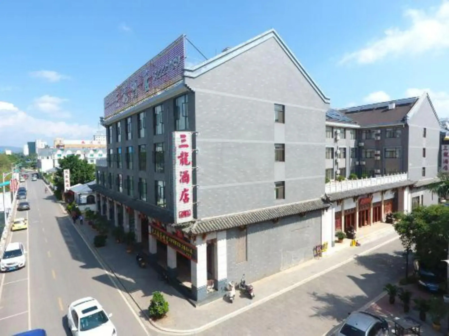 Maitreya Sanlong Hotel (Huquan Hot Spring Ecological Park Honghe Water Town Branch)
