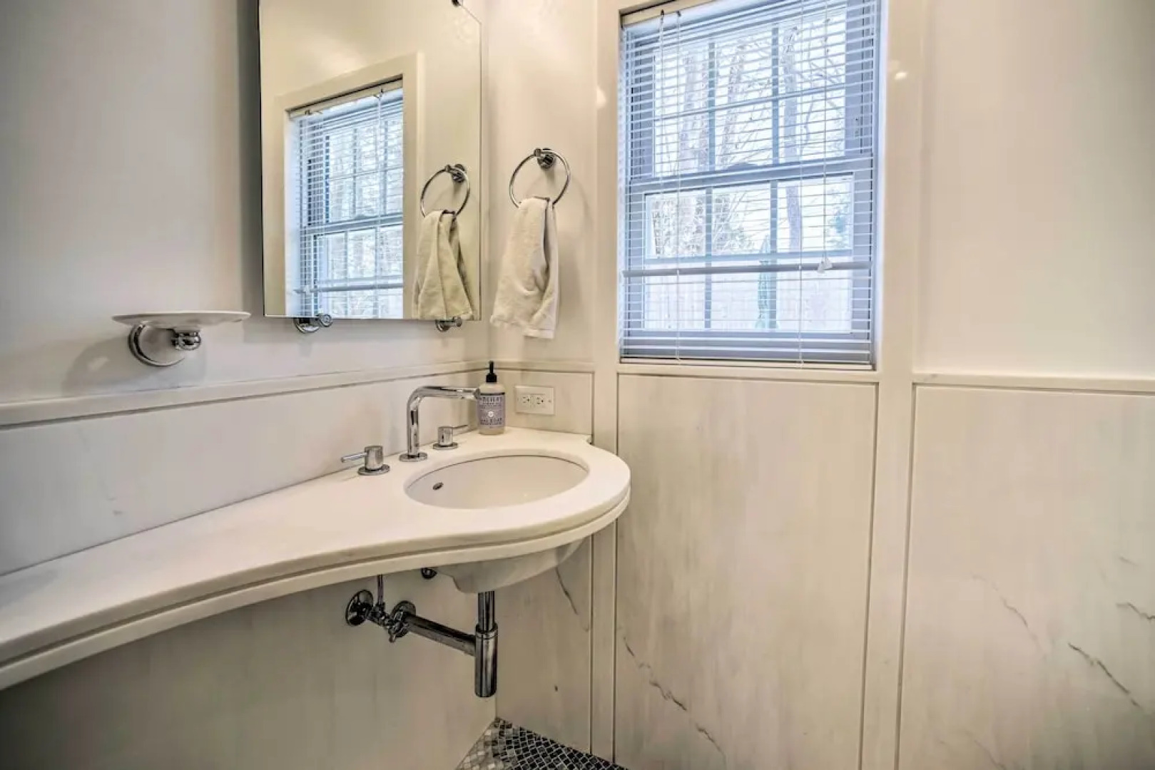 Charming Cottage w/ Yard - 2 Mi to Tinker St!