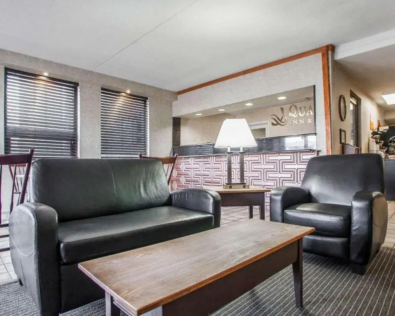 Econo Lodge Inn & Suites Outlet Village