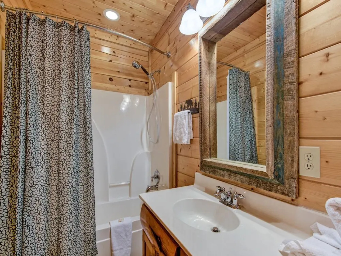 Bella Yani - Three Bedroom Cabin