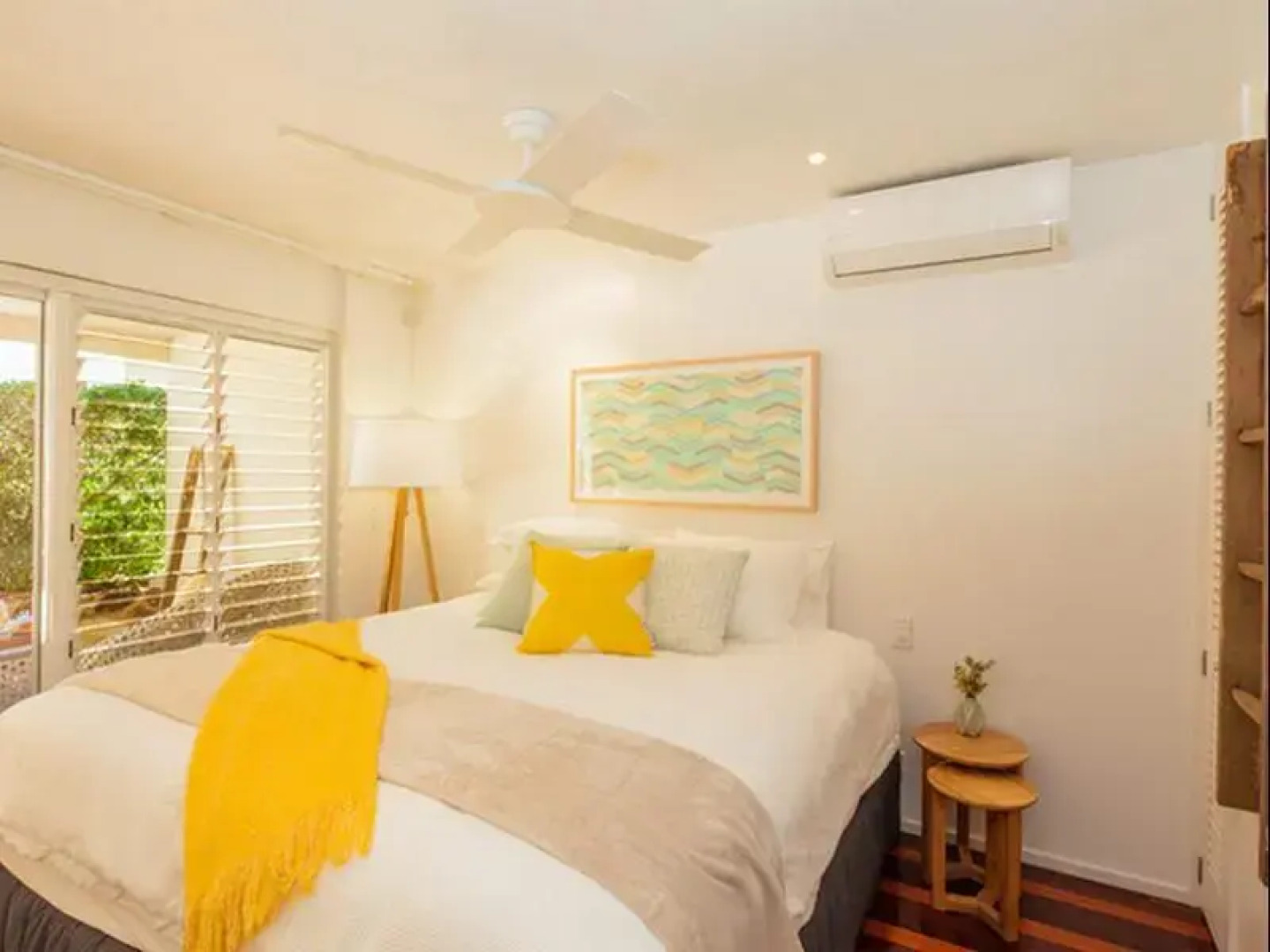 3 Dolphins Apartments