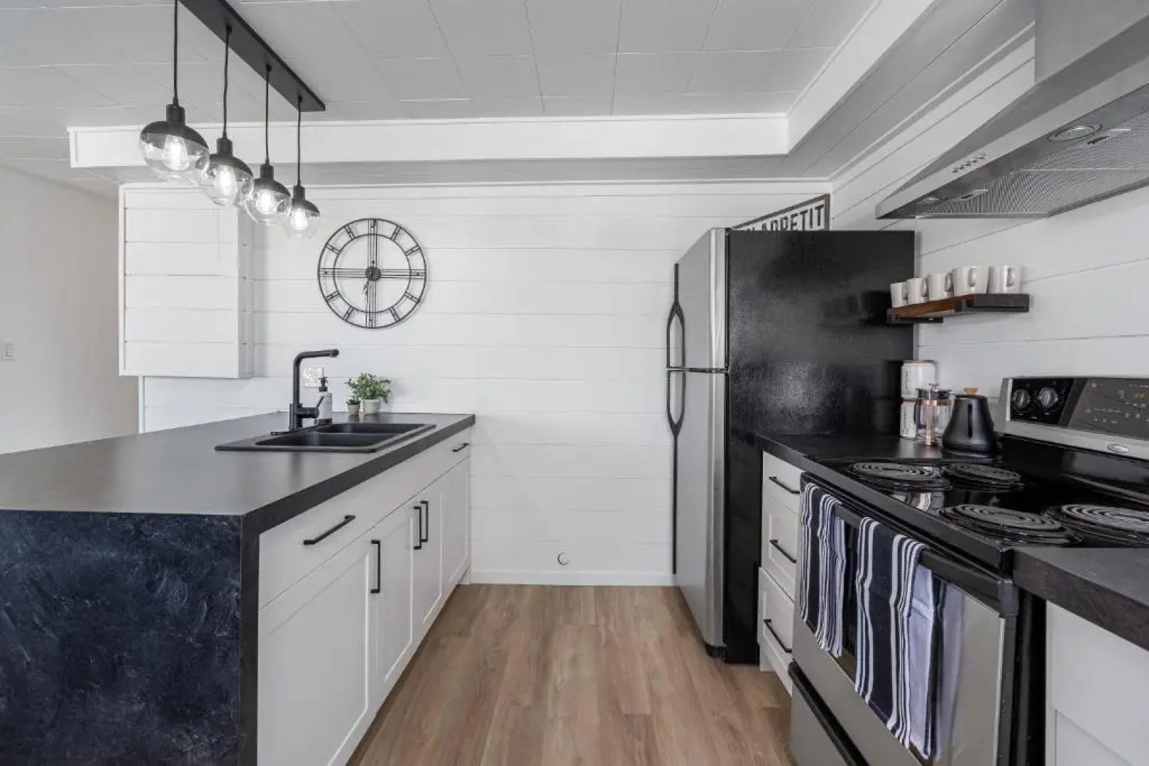 The Hidden Loft I 5-min Walk 2 Beach I DT I 55 TV