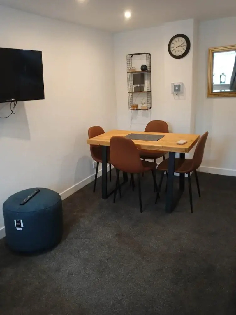 2 Bedrooms/sleeps 4/free Wifi/parking/outdoor Area